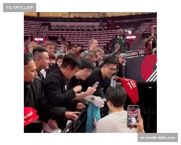 杨瀚森赠球鞋引球迷热议 大批粉丝聚集通道见证互动 杨瀚森赠球鞋引球迷热议 大批粉丝聚集通道见证互动